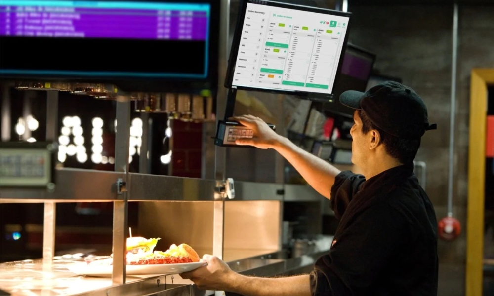 Mengapa Kitchen Display System (KDS) Lebih Efisien dari Kertas Order di Dapur?